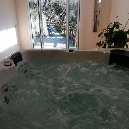 Casa Ferrari Piscina Idromassaggio Apartmán *